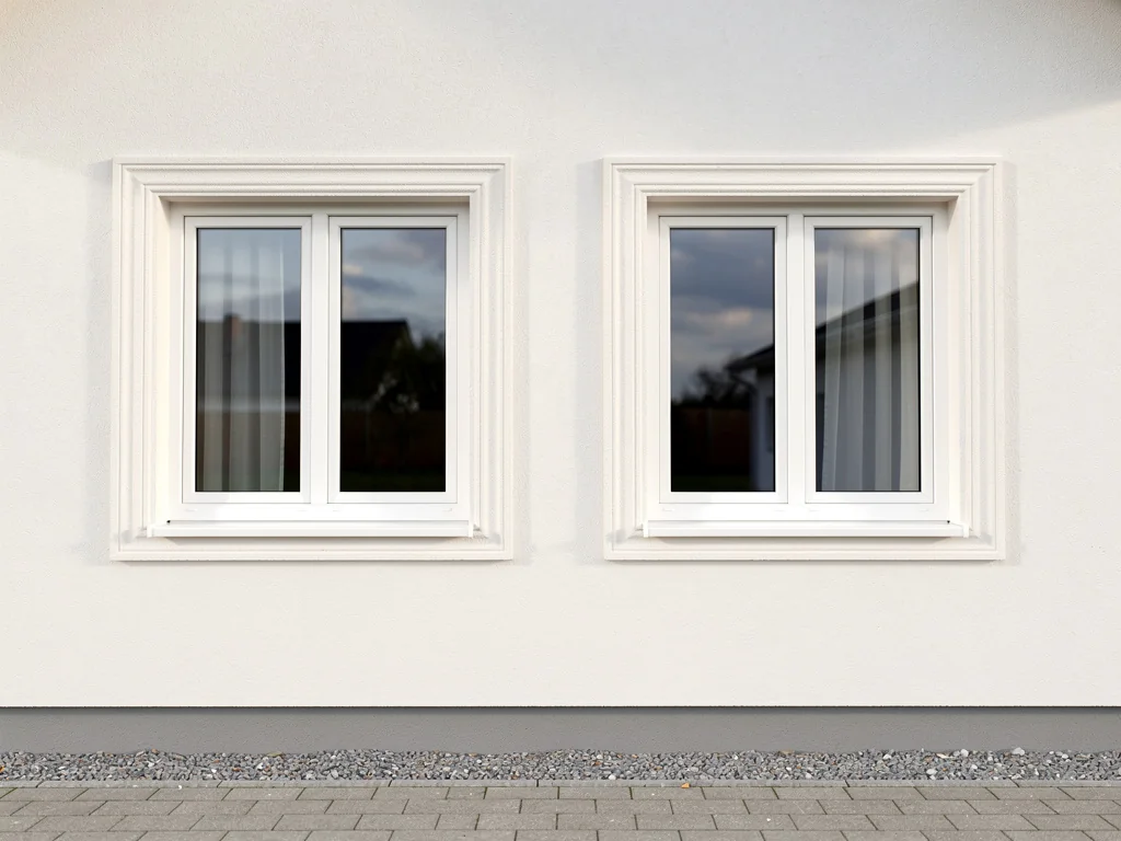 Fenêtres PVC blanches double vitrage posées sur une façade rénovée